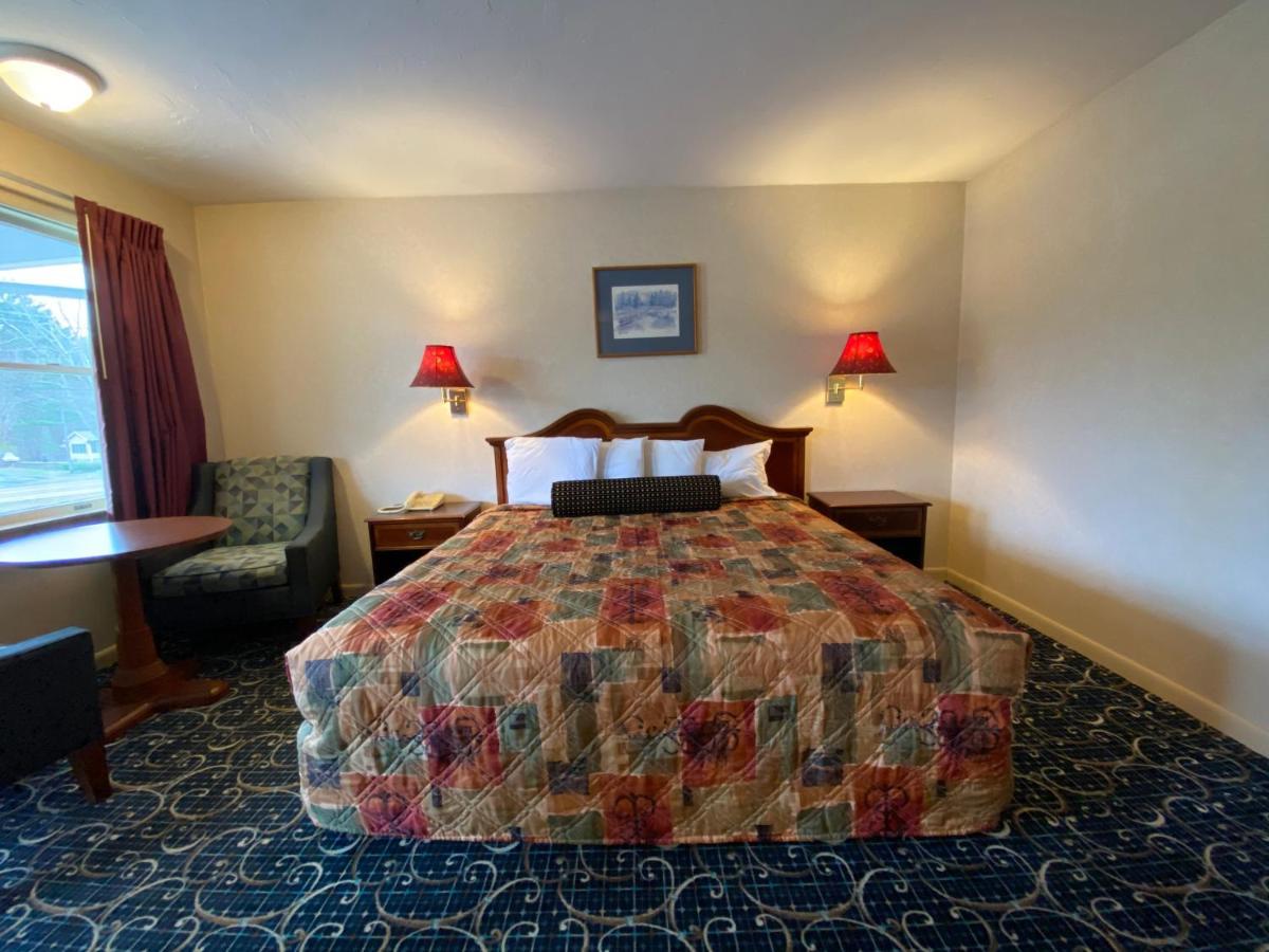 Economy Lodge 682 Main St สเตอร์บริดจ์ ภายนอก รูปภาพ