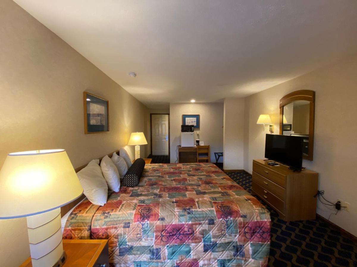 Economy Lodge 682 Main St สเตอร์บริดจ์ ภายนอก รูปภาพ