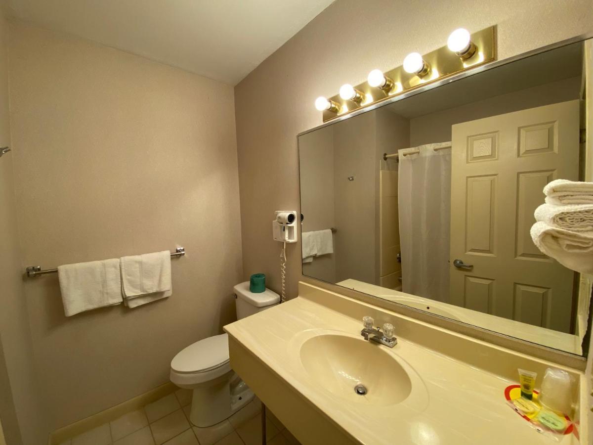 Economy Lodge 682 Main St สเตอร์บริดจ์ ภายนอก รูปภาพ