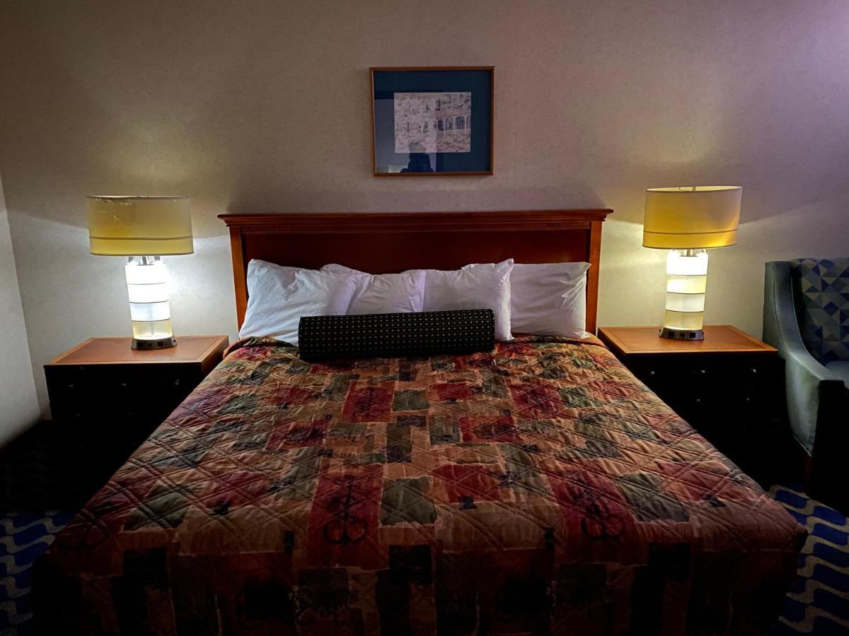 Economy Lodge 682 Main St สเตอร์บริดจ์ ภายนอก รูปภาพ