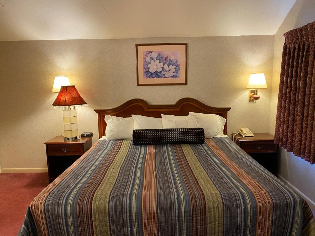 Economy Lodge 682 Main St สเตอร์บริดจ์ ภายนอก รูปภาพ