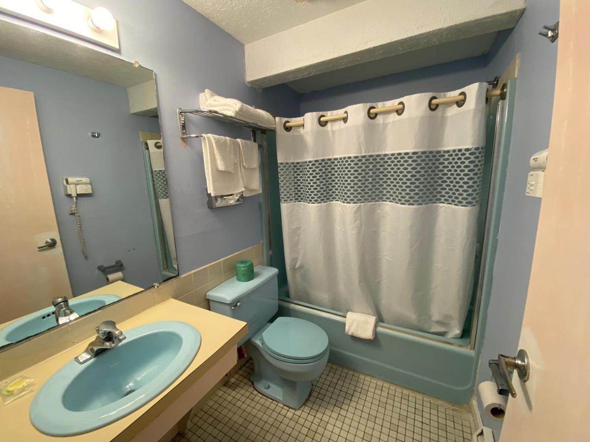 Economy Lodge 682 Main St สเตอร์บริดจ์ ภายนอก รูปภาพ