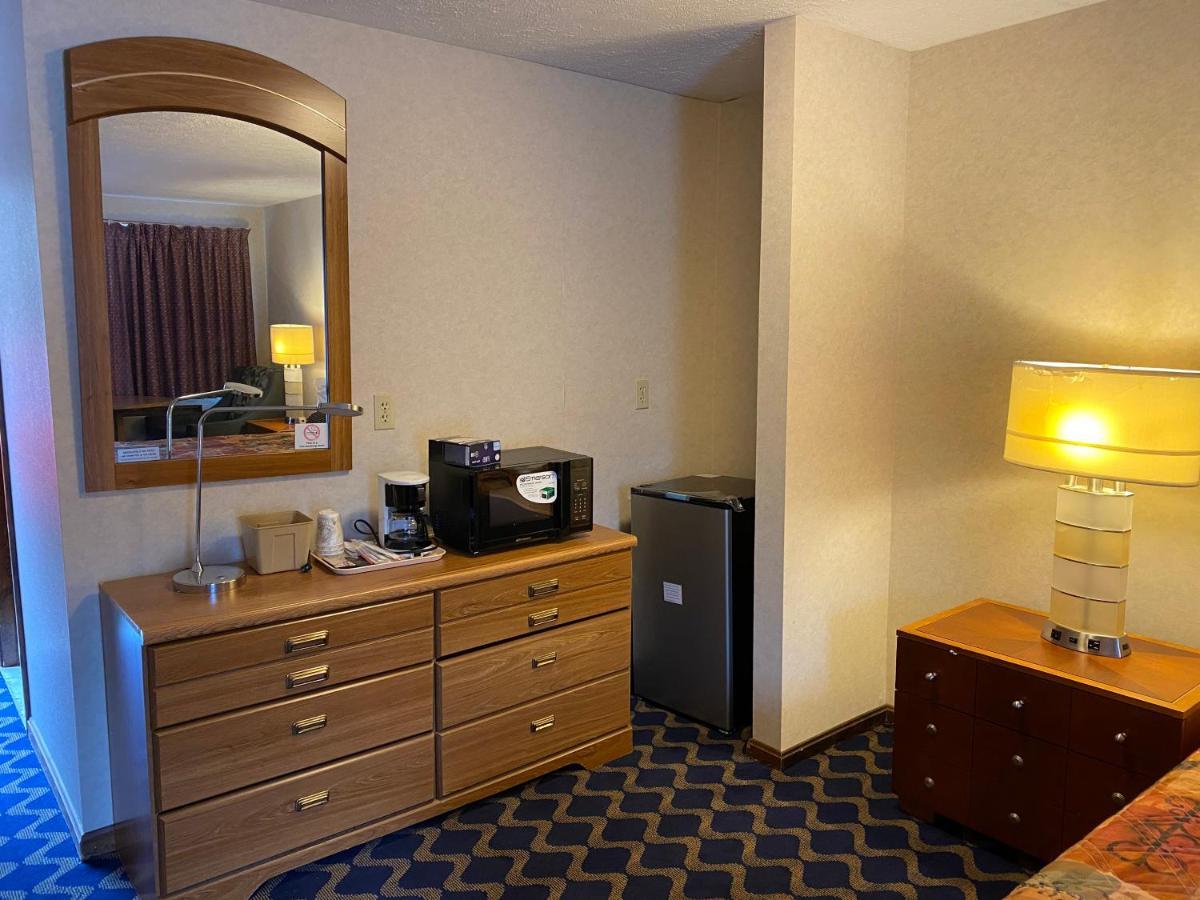 Economy Lodge 682 Main St สเตอร์บริดจ์ ภายนอก รูปภาพ