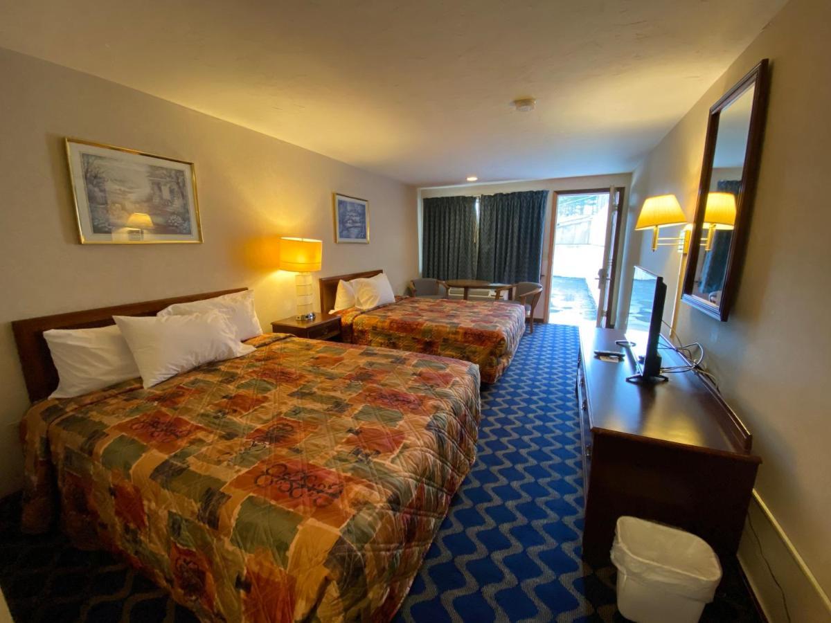 Economy Lodge 682 Main St สเตอร์บริดจ์ ภายนอก รูปภาพ