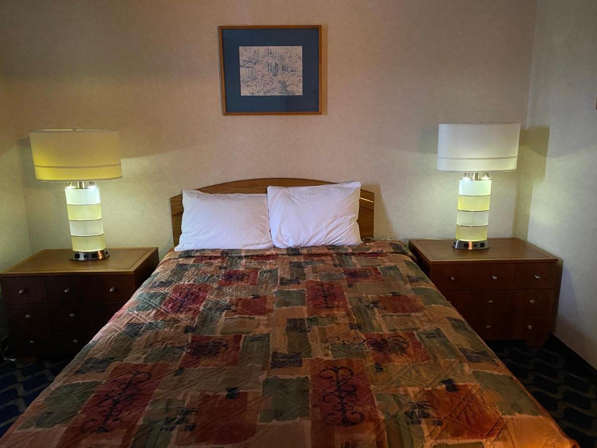 Economy Lodge 682 Main St สเตอร์บริดจ์ ภายนอก รูปภาพ