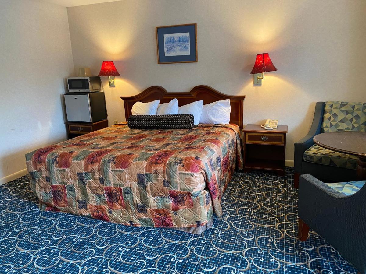 Economy Lodge 682 Main St สเตอร์บริดจ์ ภายนอก รูปภาพ