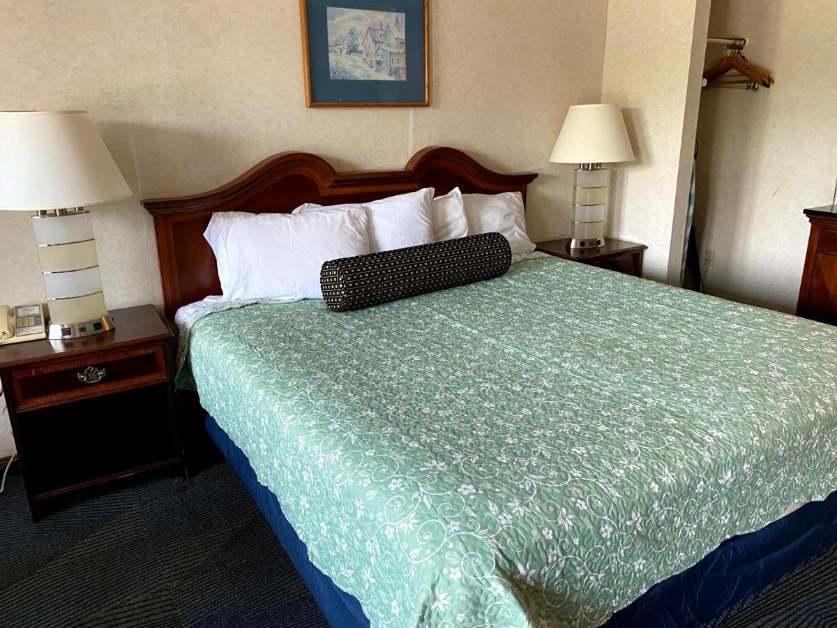 Economy Lodge 682 Main St สเตอร์บริดจ์ ภายนอก รูปภาพ