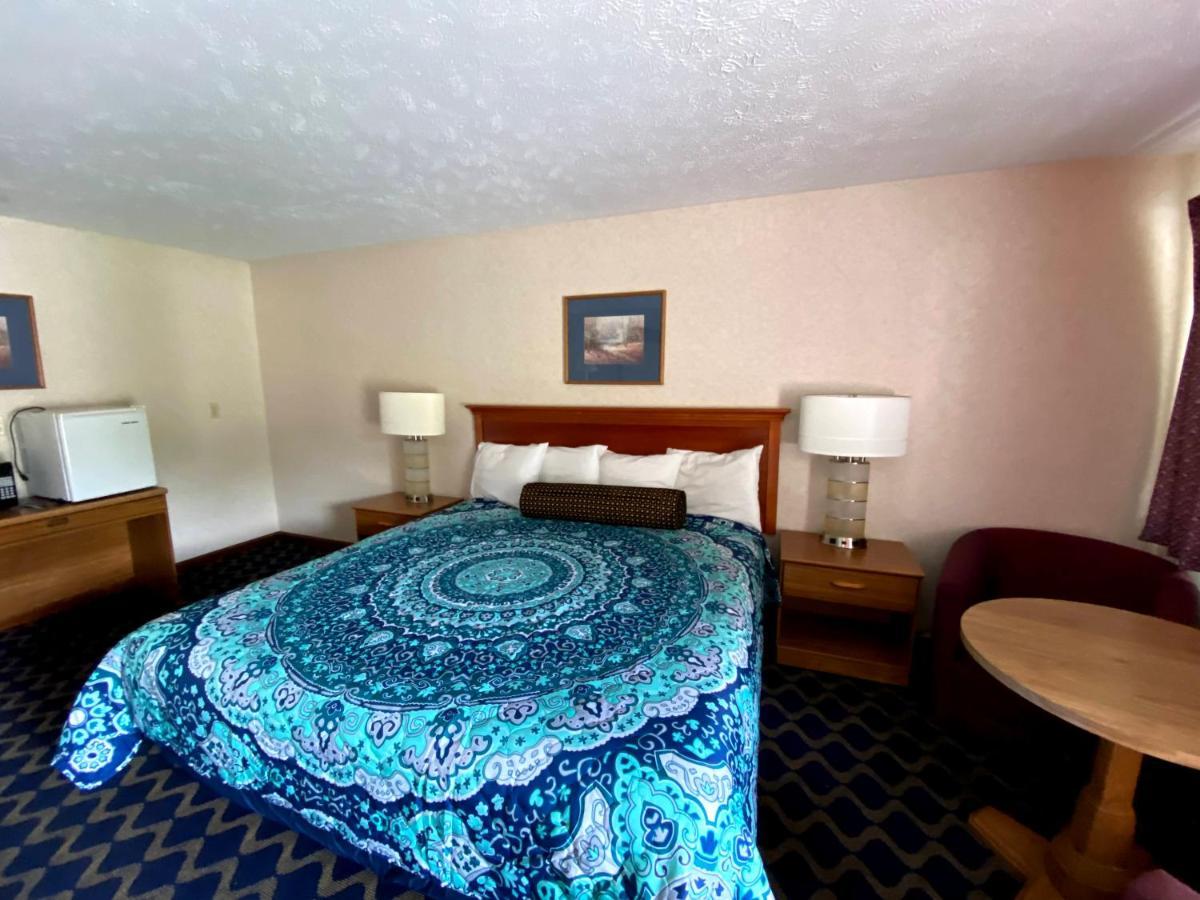 Economy Lodge 682 Main St สเตอร์บริดจ์ ภายนอก รูปภาพ