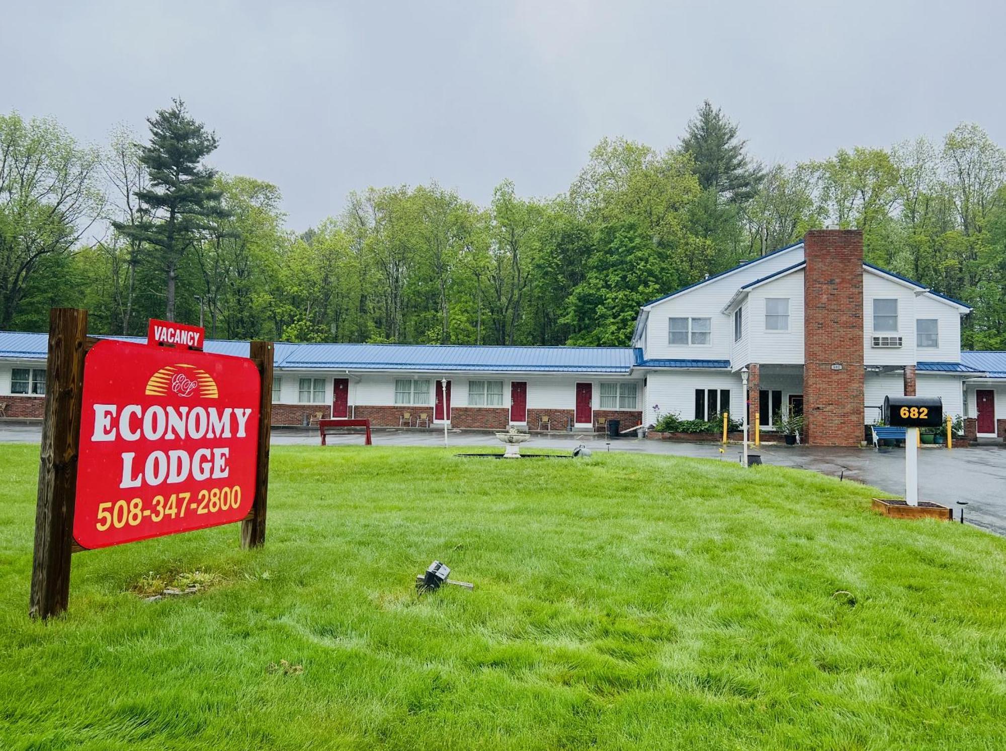 Economy Lodge 682 Main St สเตอร์บริดจ์ ภายนอก รูปภาพ