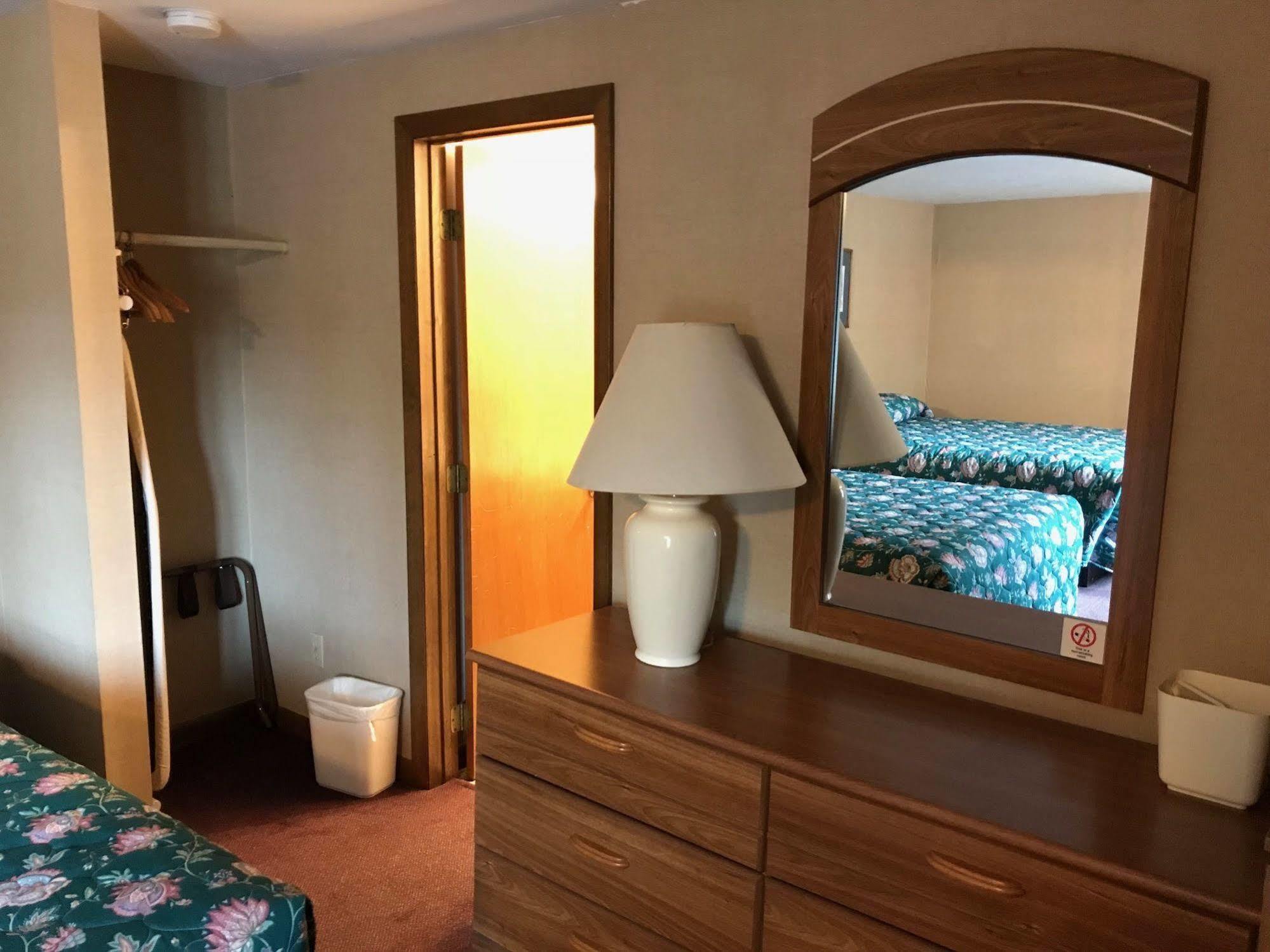 Economy Lodge 682 Main St สเตอร์บริดจ์ ภายนอก รูปภาพ