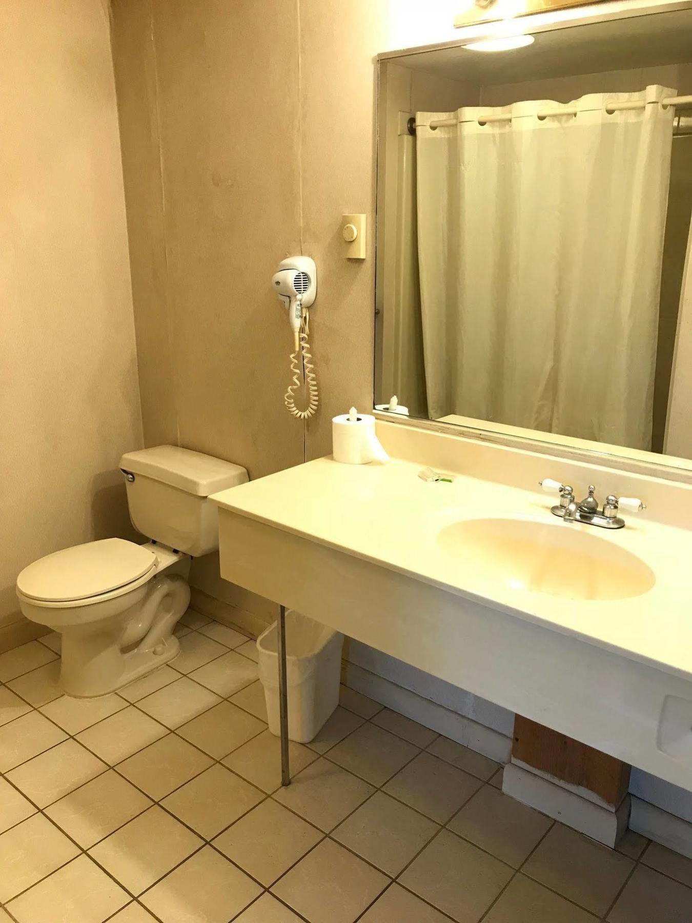 Economy Lodge 682 Main St สเตอร์บริดจ์ ภายนอก รูปภาพ
